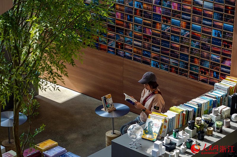 Nyumba kongwe yabadilishwa kuwa “duka la vitabu pwani” huko Zhejiang, China
