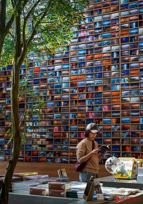 Nyumba kongwe yabadilishwa kuwa “duka la vitabu pwani” huko Zhejiang, China