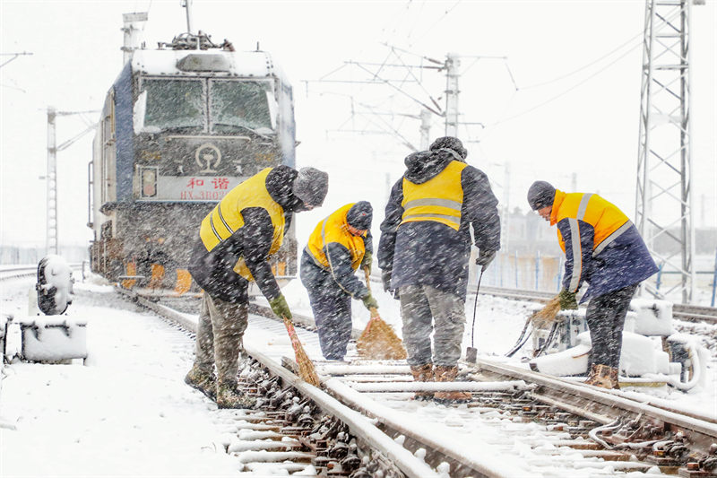 Kusafirisha theluji ili kuhakikisha utaratibu wa usafirishaji wa reli Shenyang, Liaoning