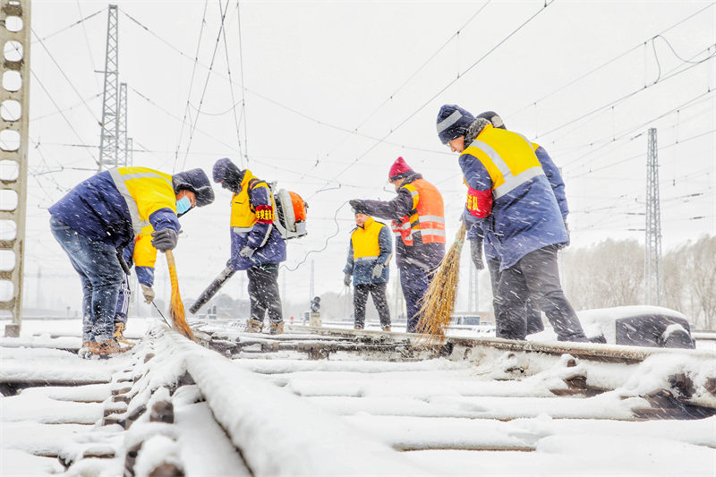 Kusafirisha theluji ili kuhakikisha utaratibu wa usafirishaji wa reli Shenyang, Liaoning