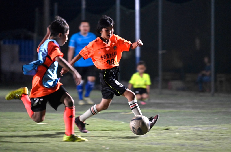 Ndoto ya mchezo wa soka ya Watoto vijijini huko Liujiang, China