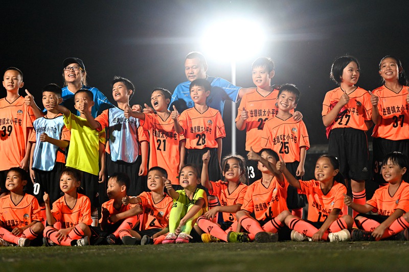 Ndoto ya mchezo wa soka ya Watoto vijijini huko Liujiang, China