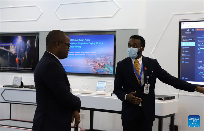 Tarehe 14 Novemba, 2022, mfanyakazi kutoka Angola wa Kampuni ya Huawei (Kulia) akionesha bidhaa kwa mtembeleaji katika hafla ya uzinduzi wa Eneo la Teknolojia la Huawei la Angola, huko Luanda, Angola. (Mpiga picha: Lyu Chengcheng/ Shirika la Habari la China, Xinhua)