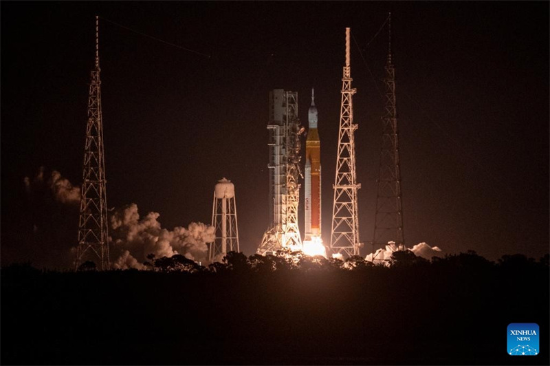 Roketi ya Shirika la Anga la Marekani (NASA) ya Mfumo wa Urushaji vyombo kwenye anga ya juu iliyobeba chombo cha Orion ikirusha chombo cha majaribio cha Artemis I katika Kituo cha Anga ya juu cha NASA cha Kennedy huko Florida, Marekani, Novemba 16, 2022. NASA imezindua safari ya mwezini ya Artemis I Jumatano baada ya majaribio mawili yaliyoshindwa, na kutuma roketi kubwa ya mwezini ya shirika hilo na chombo kilichounganishwa cha Orion kwenye safari ya kuzunguka mwezi. (Keegan Barber/NASA/kutumwa kupitia Xinhua)