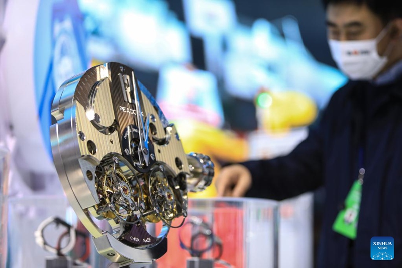 Mtembeleaji wa maonyesho akitazama saa za kimitambo kwenye banda la maonyesho katika Maonyesho ya Kimataifa ya Uwekezaji na Biashara ya Liaoning ya 2022 huko Shenyang, Mkoa wa Liaoning, Kaskazini Mashariki mwa China, Novemba 18, 2022. 