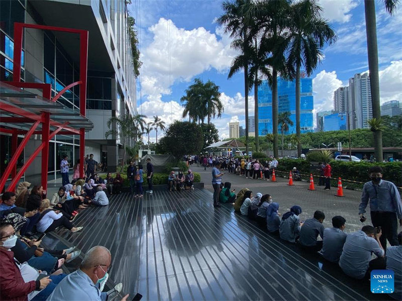 Picha hii iliyopigwa kwa simu janja Novemba 21, 2022 ikionyesha watu wakiwa nje ili kujiokoa baada ya tetemeko la ardhi huko Jakarta, Indonesia. Tetemeko la ardhi lenye ukubwa wa 5.6 katika kipimo cha Richter limekumba Jimbo la Magharibi la Indonesia la Java Magharibi siku ya Jumatatu, huku mitetemeko ikiwa imehisiwa sana katika mji mkuu wa nchi hiyo wa Jakarta na kuzua hofu, shirika la hali ya hewa, tabianchi na fizikia la nchi hiyo limesema. (Xinhua/Xu Qin)