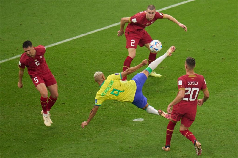 Richarlison (kati) akipiga shuti na kufunga kwenye mechi ya Kundi G kati ya Brazil na Serbia kwenye Kombe la Dunia la FIFA la 2022 kwenye Uwanja wa Lusail mjini Lusail, Qatar, Novemba 24, 2022. (Xinhua/Meng Dingbo)