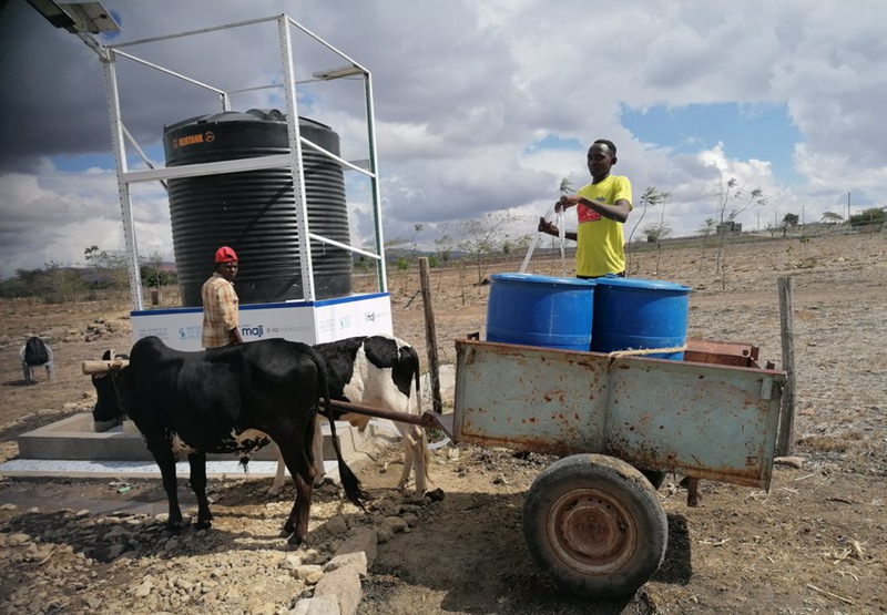Watu wakichota maji kwenye kisima cha maji kinachotumia nishati ya jua katika Kaunti ya Machakos, Kenya, Novemba 23, 2022. (Picha na Naftali Mwaura/Xinhua)