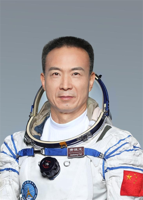 Picha hii isiyo na tarehe ikimuonyesha Fei Junlong, mmoja wa wanaanga watatu ambao watashiriki kwenye safari ya anga ya juu ya Chombo cha Shenzhou-15. Wanaanga wa China Fei Junlong, Deng Qingming na Zhang Lu wametangazwa kushiriki misheni ya anga ya juu kutekeleza majukumu kwenye chombo cha Shenzhou-15, na Fei atakuwa kamanda, Shirika la Anga ya Juu la China (CMSA) limetangaza katika mkutano na waandishi wa habari Jumatatu. (Xinhua)