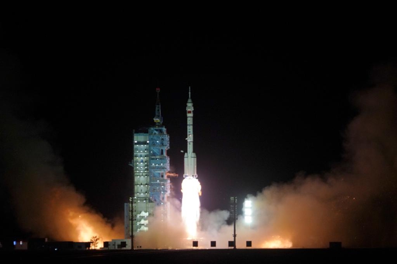 Chombo cha anga ya juu cha Shenzhou-15, kilicho juu ya roketi ya Long March-2F Y15, kikiruka kutoka kwenye Kituo cha Urushaji Satelaiti cha Jiuquan, Kaskazini-Magharibi mwa China, Novemba 29, 2022. (Xinhua/Li Gang)