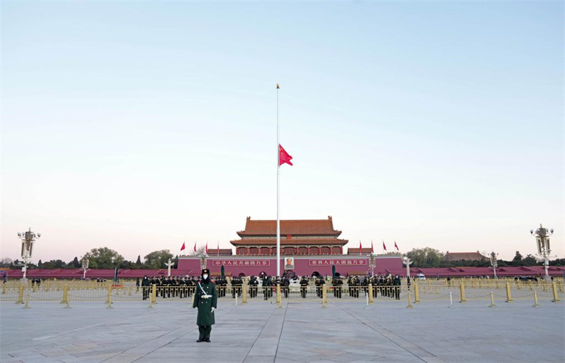  Bendera ya Taifa la China yapeperushwa nusu mlingoti kuomboleza kifo cha Komredi Jiang Zemin katika Uwanja wa Tian'anmen
