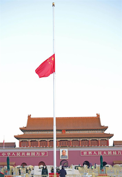  Bendera ya Taifa la China yapeperushwa nusu mlingoti kuomboleza kifo cha Komredi Jiang Zemin katika Uwanja wa Tian'anmen