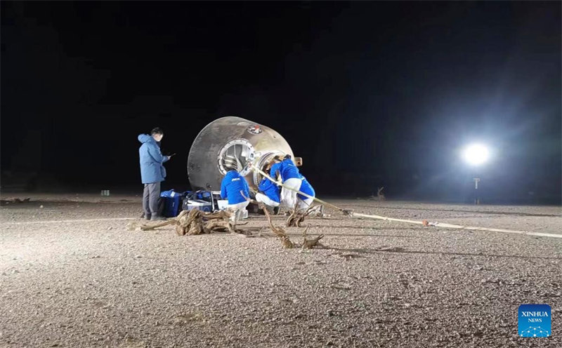 Chombo cha kurejea duniani cha Chombo cha anga ya juu cha Shenzhou-14 kikitua ardhini kwa usalama kwenye eneo la kutua la Dongfeng, katika Mkoa unaojiendesha wa Mongolia ya Ndani, Kaskazni mwa China, Desemba 4, 2022. (Xinhua/Li Gang)