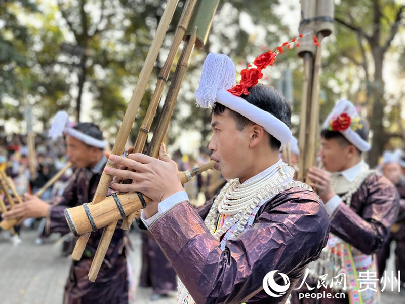 Watu wanasherehekea mavuno kwa ala ya muziki ya jadi huko Guizhou, China