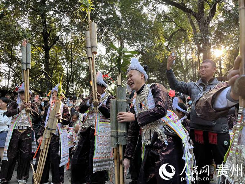 Watu wanasherehekea mavuno kwa ala ya muziki ya jadi huko Guizhou, China