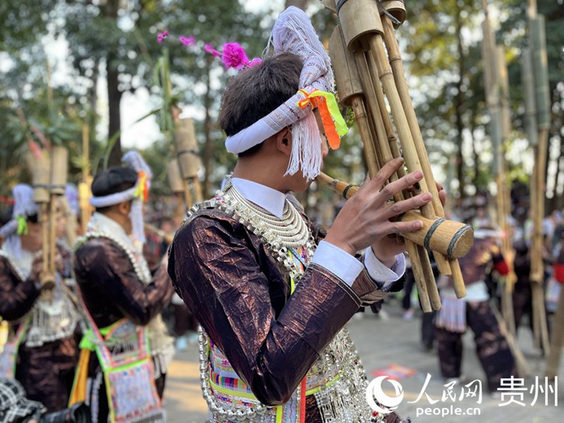 Watu wanasherehekea mavuno kwa ala ya muziki ya jadi huko Guizhou, China
