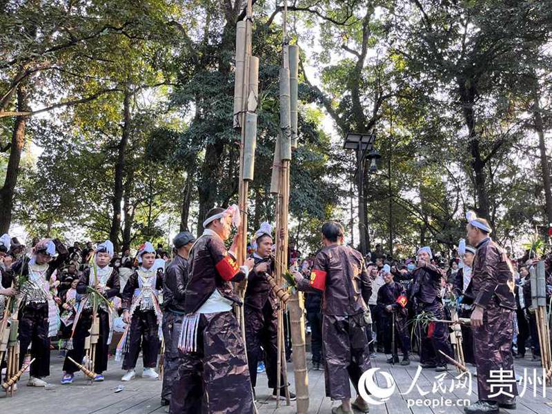 Watu wanasherehekea mavuno kwa ala ya muziki ya jadi huko Guizhou, China