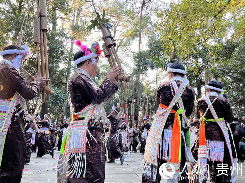 Watu wanasherehekea mavuno kwa ala ya muziki ya jadi huko Guizhou, China