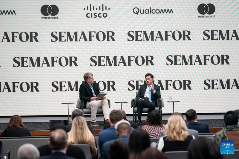 Balozi wa China nchini Marekani Qin Gang (Kulia) akizungumza wakati wa majadiliano ya ana kwa ana, ikiwa ni sehemu ya mfululizo wa majadiliano yaliyoandaliwa na Semafor, mjini Washington, D.C., Marekani, Desemba 12, 2022.(Xinhua/Liu Jie)