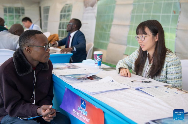Mwanafunzi (kushoto) akizungumza na mwakilishi wa kampuni kwenye  maonyesho ya nafasi za ajira ya makampuni ya China huko Nairobi, Kenya, Desemba 13, 2022. Makampuni ya China yameanza maonyesho ya nafasi za ajira ya siku mbili Jumanne katika mji mkuu wa Kenya, Nairobi, na kutoa nafasi 300 za ajira kwa wanafunzi wa Kenya. (Xinhua/Li Yahui)