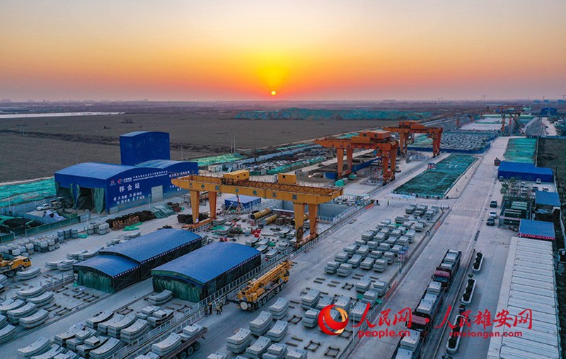 Picha iliyopigwa kutoka angani ikionesha ujenzi wa Reli ya mwendo kasi kati ya Eneo Jipya la Xiong’an na Uwanja wa Ndege wa Daxing wa Beijing. (Picha ilipigwa na Li Zhaomin/People’s Daily Online)