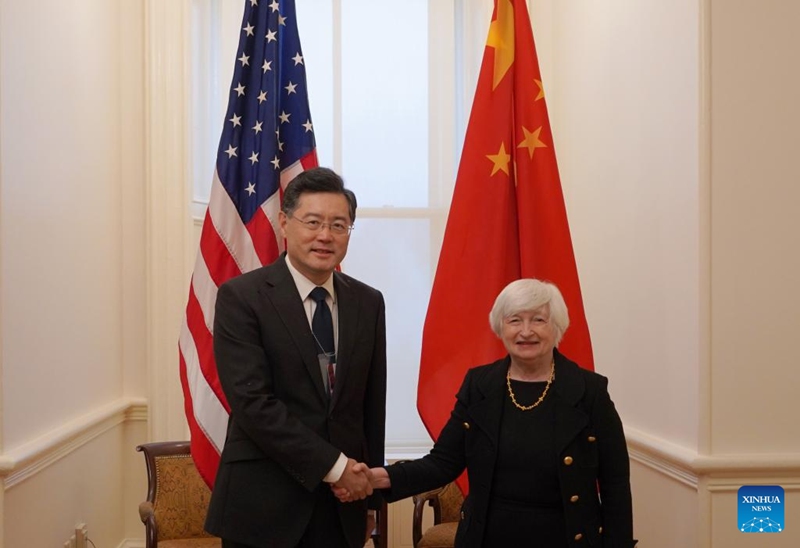Balozi wa China nchini Marekani Qin Gang (Kulia) akipeana mkono na Waziri wa Fedha wa Marekani Janet Yellen kwenye mkutano wao mjini Washington, D.C., Marekani, Desemba 15, 2022. Balozi Qin Gang alikutana na Janet Yellen siku ya Alhamisi na viongozi hao wamejadili utekelezaji wa makubaliano yaliyofikiwa hivi karibuni kati ya marais wa nchi hizo mbili na  kuahidi kuendelea kushirikiana. (Xinhua)