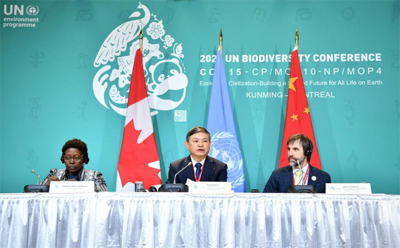 Huang Runqiu (kati),  Mwenyekiti wa COP15 na waziri wa ikolojia na mazingira wa China, akizungumza kwenye mkutano na waandishi wa habari huko Montreal, Canada, Desemba 17, 2022. (Xinhua/Ren Pengfei)
