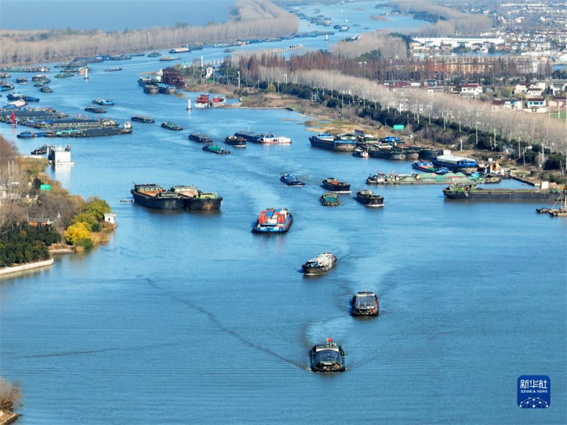Tarehe 18, Desemba, meli ya kusafirisha bidhaa ikisafiri kwenye sehemu ya Yangzhou ya Mfereji Mkuu  unaotoka Beijing hadi Hangzhou (Picha na droni).