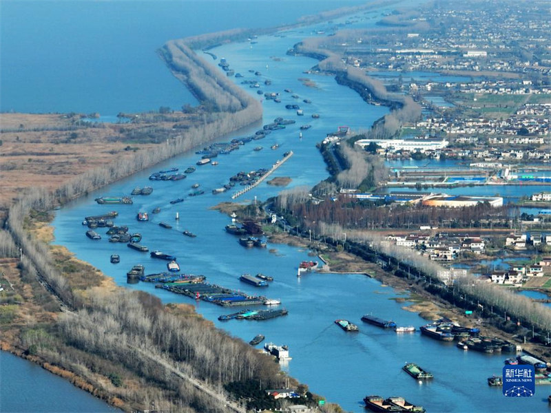 Pilikapilika za usafirishaji wa majira ya baridi kwenye Mfereji Mkuu  wa Jinghang Yangzhou, Jiangsu