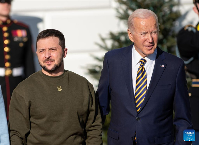 Rais wa Marekani Joe Biden (Kulia) akiwa katika picha na Rais wa Ukraine Volodymyr Zelensky katika Ikulu ya White House mjini Washington, D.C., Marekani, Desemba 21, 2022. Rais wa Marekani Joe Biden Jumatano amemuahidi Rais wa Ukraine aliyezuru Washington Volodymyr Zelensky kutoa msaada wa kijeshi, akitaja msaada wa makombora ya kufyatuka kutoka ardhini hadi angani ambao umeidhinishwa hivi punde kwa Ukraine katika  usaidizi mpya wa kiulinzi wenye thamani ya jumla ya dola za kimarekani bilioni 1.85. (Xinhua/Liu Jie)