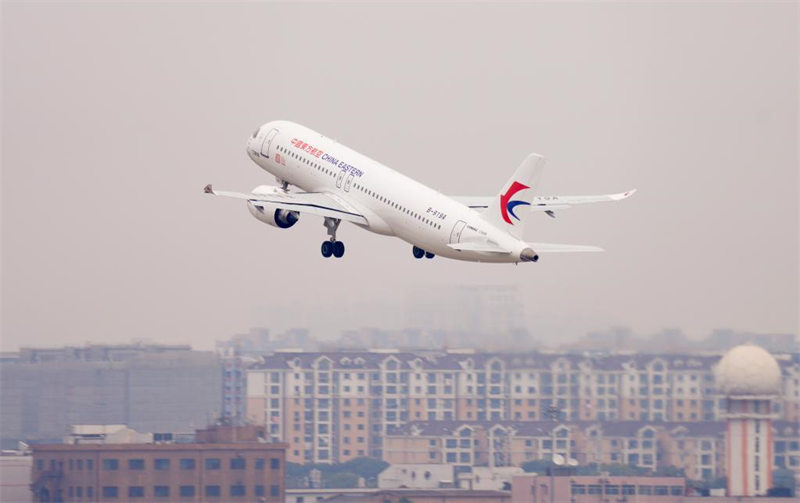 Ndege kubwa ya abiria ya C919 ikianza kuruka kutoka Uwanja wa Ndege wa Kimataifa wa Shanghai Hongqiao huko Shanghai, Mashariki mwa China, Desemba 26, 2022. Ndege kubwa ya abiria ya China C919 imekamilisha safari yake ya kwanza ya kuthibitishwa siku ya Jumatatu, ikiruka kutoka uwanja wa ndege wa Shanghai na kutua kwenye uwanja wa ndege hapa Beijing. Hii inaashiria kuanzishwa kwa mchakato wa kuthibitishwa kwa ndege hiyo kusafiri kwa saa 100, ambao utaendelea hadi katikati ya Februari 2023. Mchakato wa majaribio utathibitisha kwa kina kutegemewa kwa C919 kwa kuzingatia uendeshaji wa kibiashara -- kwa lengo la kuhakikisha usalama na ufanisi wake. (Xinhua)