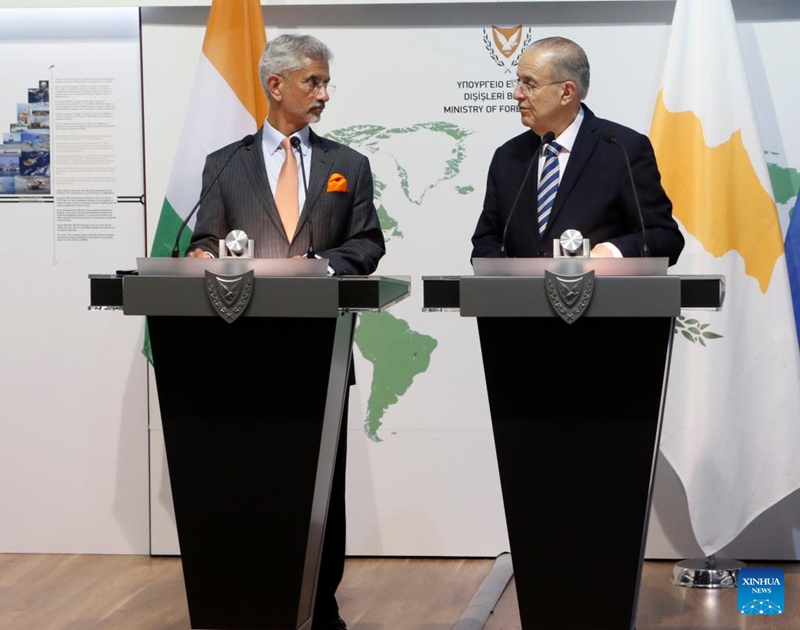 Waziri wa Mambo ya Nje wa Cyprus Ioannis Kasoulides (Kulia) na Waziri wa Mambo ya Nje wa India Subrahmanyam Jaishankar wakifanya mkutano wa pamoja na waandishi wa habari huko Nicosia, Cyprus, Desemba 29, 2022. Cyprus na India Alhamisi zimetia saini  Makubaliano ya Maelewano (MoU) kuhusu ulinzi na ushirikiano wa kijeshi na zimesisitiza kuimarisha uhusiano wao wa karibu kwa zaidi ya miaka 60, nchi hizo mbili zimesema katika taarifa rasmi. (Picha na George Christophorou/Xinhua)