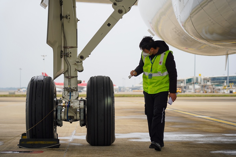 Ndege Kubwa C919 ya kwanza duniani kuundwa na China yafika Uwanja wa Ndege wa Kimataifa wa Meilan wa Haikou, China