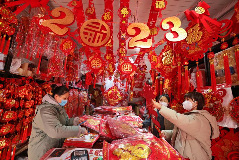 Mapambo ya mwaka mpya wa jadi wa China yauzwa vizuri huko Shandong, China