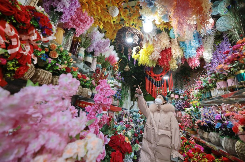 Mapambo ya mwaka mpya wa jadi wa China yauzwa vizuri huko Shandong, China