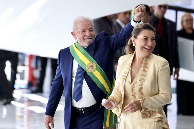 Luiz Inacio Lula da Silva (kushoto), ambaye amevaa mkanda wa urais, akiwasalimia wafuasi wake mjini Brasilia, Brazili, Januari 1, 2023. (Xinhua/Liu Bin)