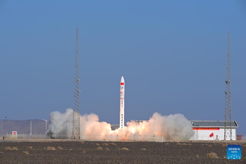 Roketi ya kubeba mizigo ya CERES-1 Y5 ikiruka kutoka Kituo cha Urushaji Satellite cha Jiuquan, Kaskazini-Magharibi mwa China, Januari 9, 2023. Roketi hiyo ya kibiashara iliruka majira ya saa 7:04 Mchana (Saa za Beijing) kutoka kwenye eneo la urushaji, ikibeba satelaiti tano kwenye obiti iliyopangwa. (Picha na Wang Jiangbo/Xinhua)