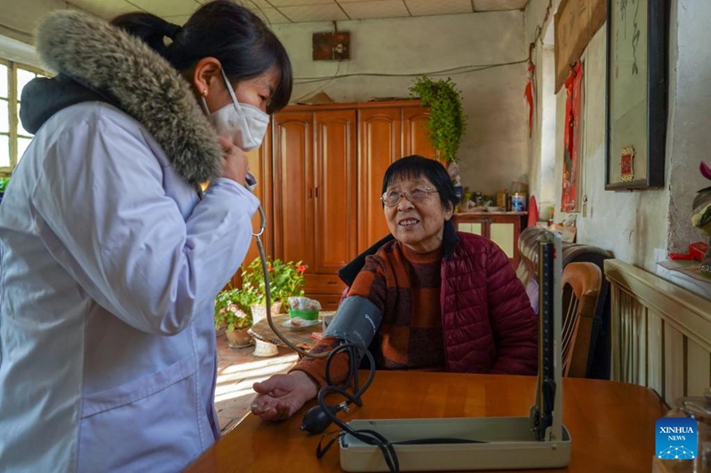 Daktari wa kijiji Wang Yuxin akimpima shinikizo la damu mkazi wa Kijiji cha Dagushan, Eneo la Changqing huko Jinan, Mkoa wa Shandong, Mashariki mwa China, Januari 10, 2023. Mkoa wa Shandong nchini China umefanya juhudi zaidi za kuongeza upatikanaji wa huduma za afya na dawa katika maeneo ya vijijini. (Xinhua/Zhu Zheng)