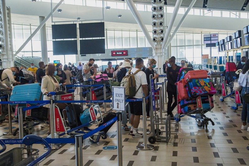 Wasafiri wakiingia katika Uwanja wa Ndege wa Kimataifa wa Cape Town wa Afrika Kusini, Novemba 29, 2021. (Str/Xinhua)