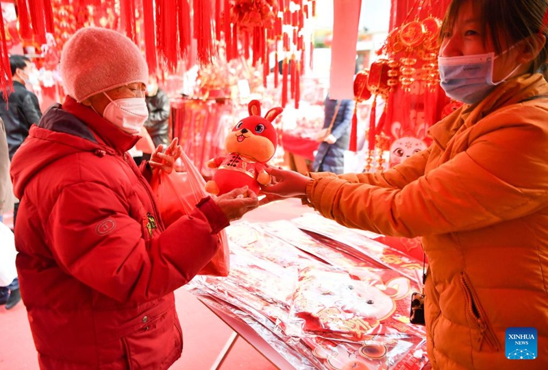 Watu wakinunua vitu kwa ajili ya Sikukuu ya Mwaka Mpya wa Jadi wa China kwenye soko huko Xi'an, Mkoa wa Shaanxi, Kaskazini-Magharibi mwa China, Januari 10, 2023. Sikukuu ya Mwaka Mpya wa Jadi wa China inapokaribia, masoko muhimu kwa ajili ya ununuzi wa vitu vya sikukuu hiyo huko Xi'an yamechangamka kwa pilika pilika nyingi za wateja kununua bidhaa. (Xinhua/Zhang Bowen)