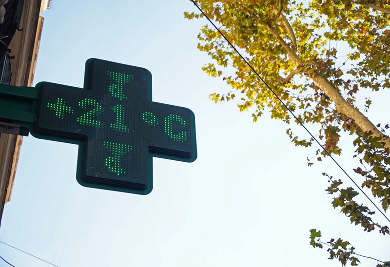 Picha hii iliyopigwa Tarehe 11 Novemba 2022 ikionyesha kipimajoto kinachoonyesha halijoto ya muda halisi ikiwa nyuzi joto 21 huko Rome, Italia. (Xinhua/Jin Mamengni)