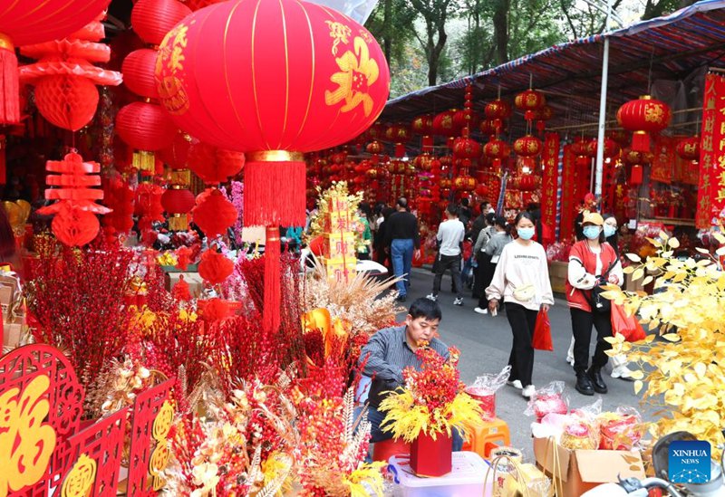 Watu wakijitayarisha kwa Sherehe zijazo za Mwaka Mpya wa Jadi wa China