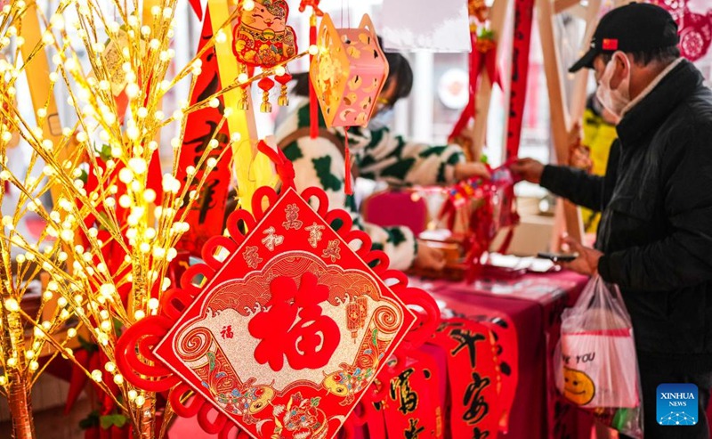 Watu wakijitayarisha kwa Sherehe zijazo za Mwaka Mpya wa Jadi wa China