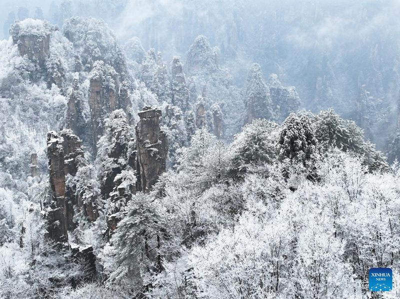 Theluji iliyofunika Mlima Tianzi huko Zhangjiajie, Mkoa wa Hunan wa China yaleta mandhari ya kuvutia