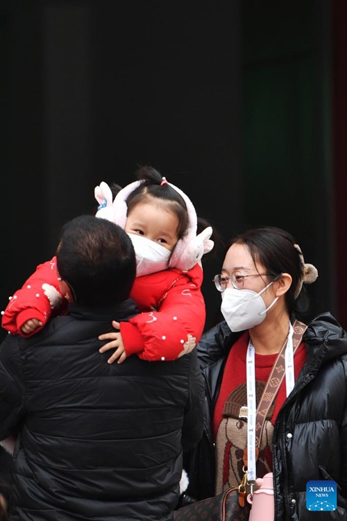 Familia ikijumuika tena kwenye geti la kutoka Stesheni ya Reli ya Lanzhou, Mkoa wa Gansu, Kaskazini-Magharibi mwa China, Januari 16, 2023. (Xinhua/Chen Bin)