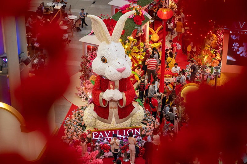 Mapambo yenye umbo la sungura yakionekana kwenye jengo la maduka makubwa ili kukaribisha Mwaka Mpya wa Sungura wa Jadi wa China huko Kuala Lumpur, Malaysia, Januari 7, 2023. (Picha na Chong Voon Chung/Xinhua)