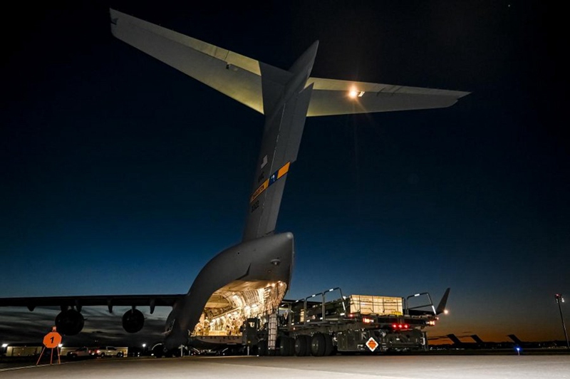 Picha iliyowekwa mtandaoni na Wizara ya Ulinzi ya Marekani Agosti 23, 2022 ikionyesha shehena ya mizigo ya silaha inayoelekea Ukraine ikiwa imepakiwa katika Kambi ya Kijeshi ya McGuire-Dix-Lakehurst, New Jersey, Marekani. (Picha kwa hisani ya ukurasa wa Twitter wa Wizara ya Ulinzi ya Marekani)