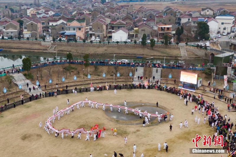 Wacheza “Dragon kuu ya Luoshan” wa Nanjing watembea kijijini ili kutakia heri na baraka
