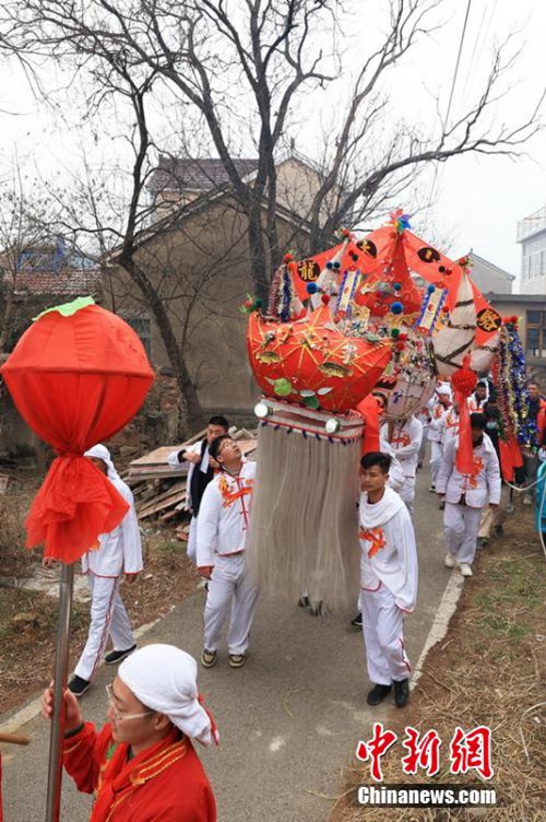 Wacheza “Dragon kuu ya Luoshan” wa Nanjing watembea kijijini ili kutakia heri na baraka