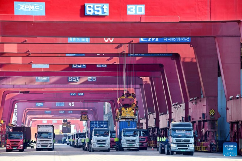 Pilikapilika kwenye Gati la Makontena la Qianwan la Bandari ya Qingdao, Mashariki mwa China